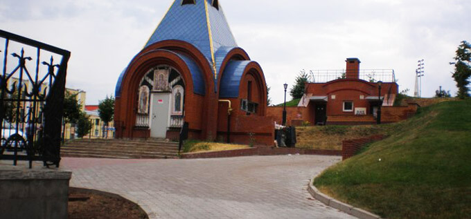 Брусчатка около Церкви